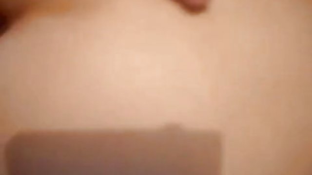 Женщина дает массаж, прежде чем попасть в сперму