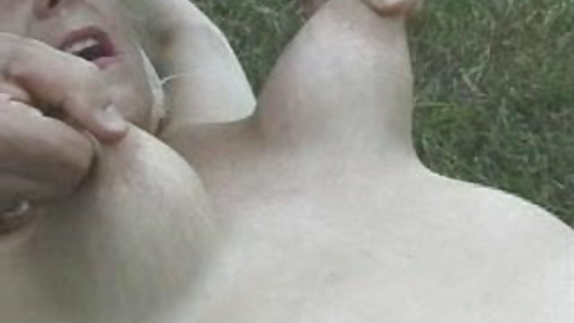 Азиатский малыш присоединяется к своему белому другу, чтобы угодить