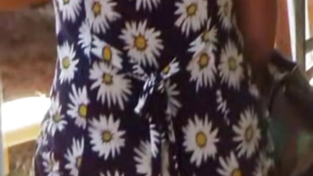 Стройная латина с небольшими сиськами трет ее бритую влагалище
