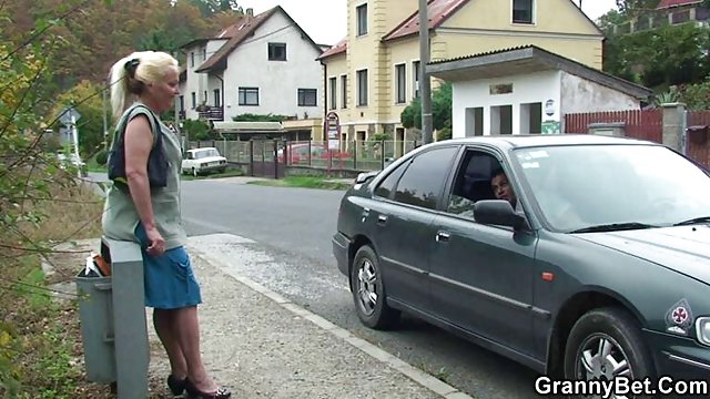 Молодая шлюха соблазняет рогатого мужчину на рабочем месте