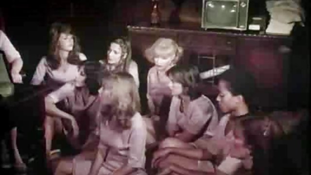 Розовая волосатая дама получает gangbanged