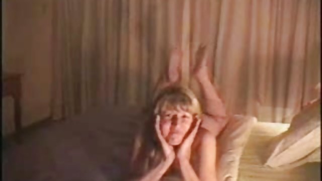 Подростковая шлюха получает сапфический опыт MILF