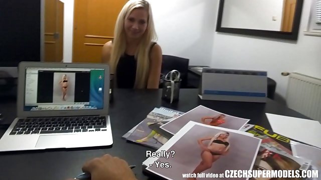 Непослушная горничная дома стучит в кухню
