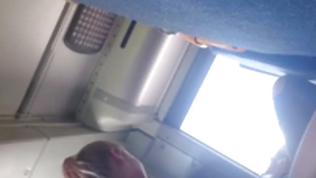 Горячая официантка ударяет большого члена и проглатывает нагрузку