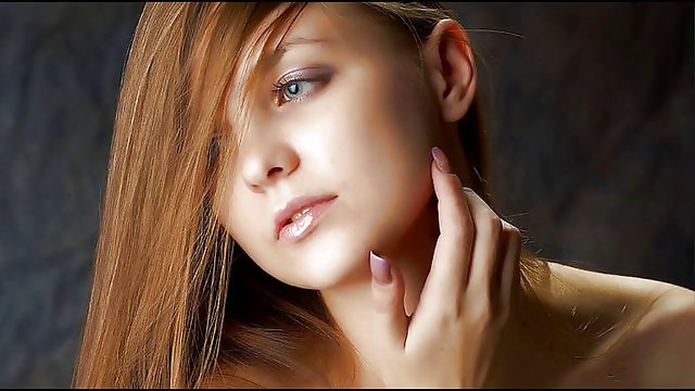 Eurobabe Nathaly Cherie получает ее удивительные сиськи, замешанные и отсасывает петух