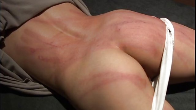 Горячая мама учит свою падчерицу, как быть озорной