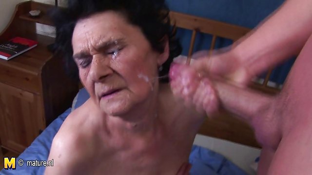 Ее первый раз с помощью стимуляционной перчатки